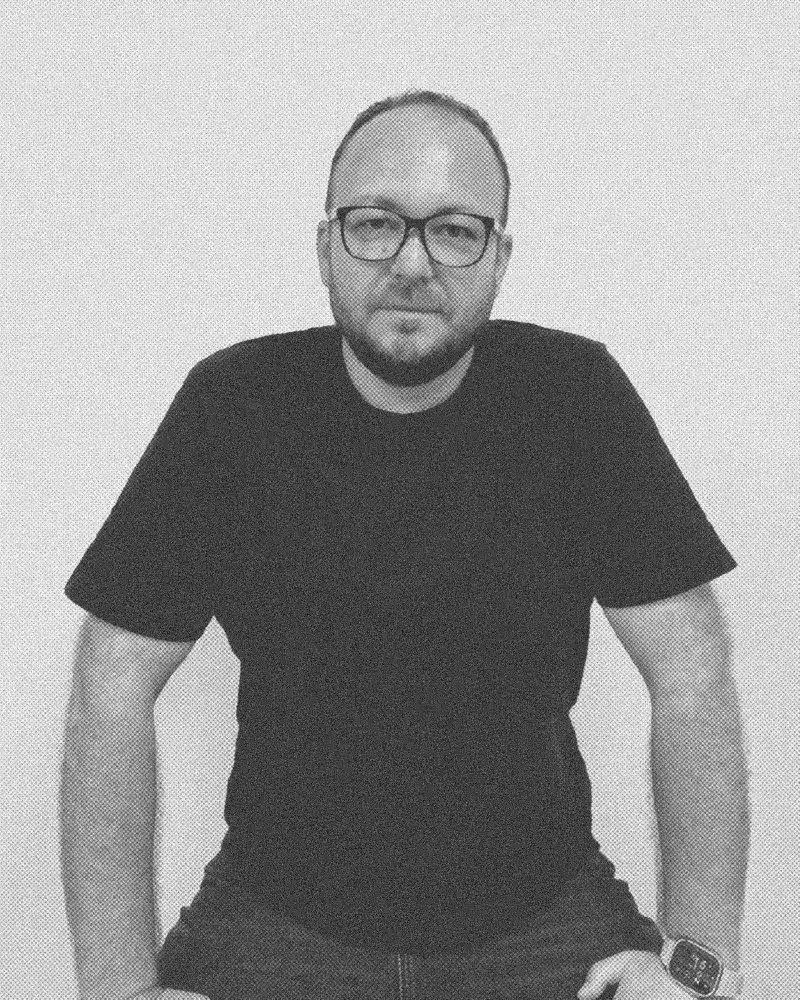 Echipa Graphitium: Robert, specialist in graphic design si web design